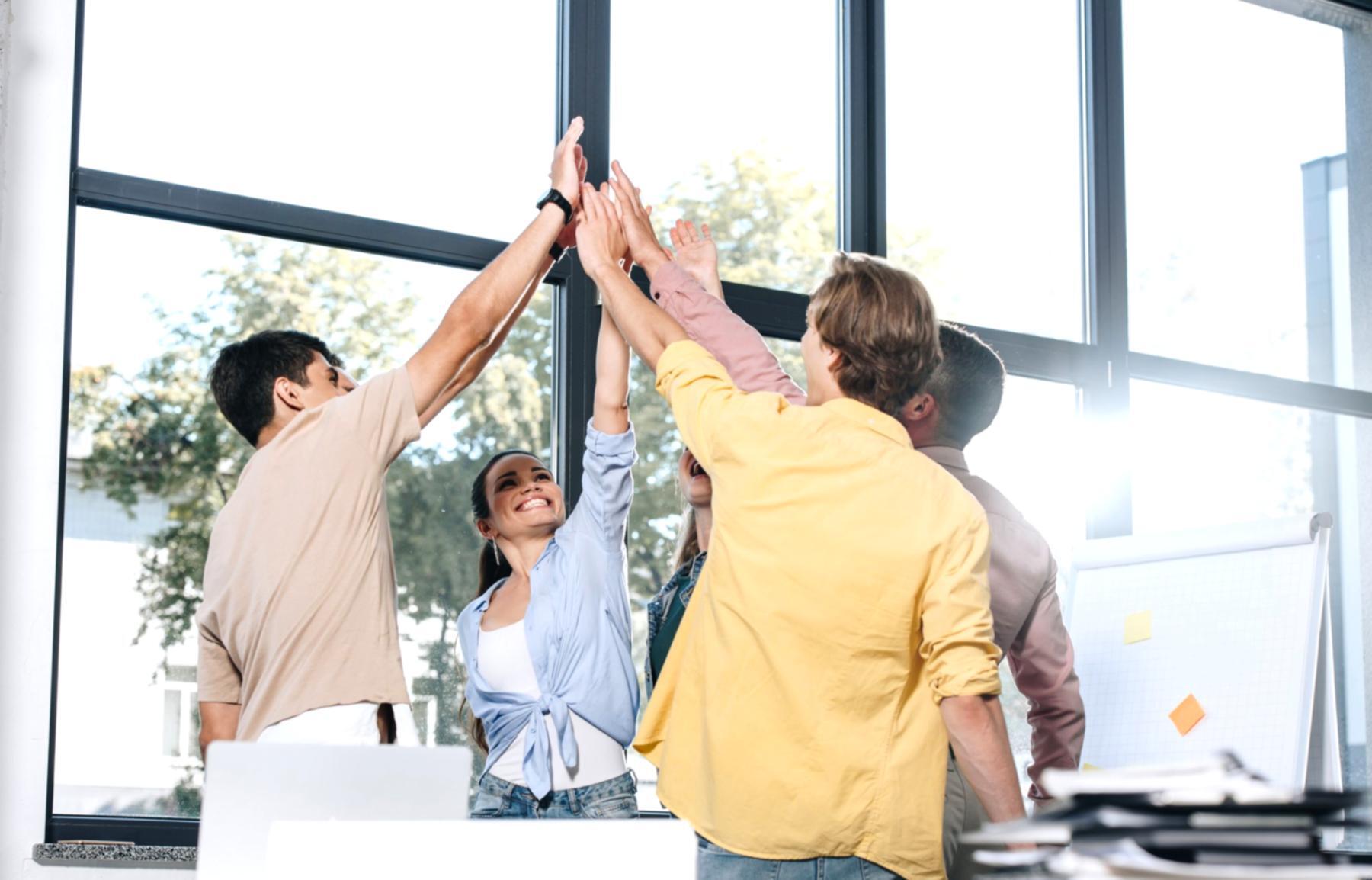 Участники работают над анализом материалов